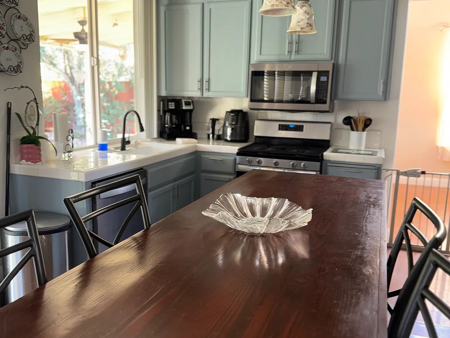 5 bed, 2395 sqft, $4,200 — Photo 4
