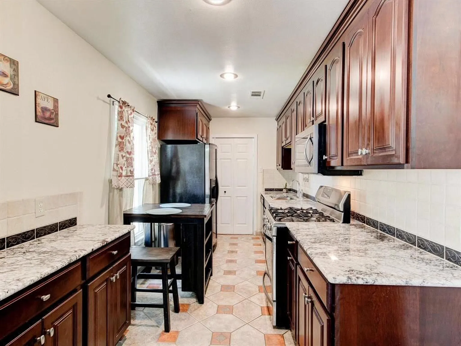 3 bed, 1548 sqft, $2,700 — Photo 3