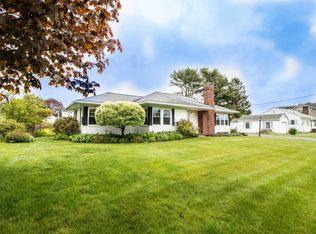16 McKinley Rd, Falmouth, ME 04105