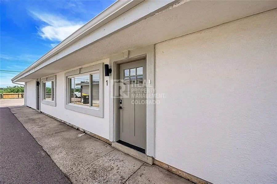 Beautifully Remodeled 2 Bedroom Near Downtown Colorado Springs! — Photo 2