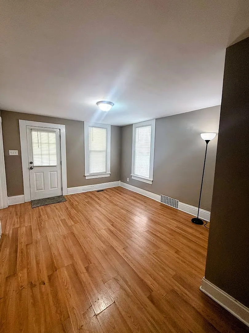 Three bedroom 1.5 bathroom single family home for rent — Photo 2