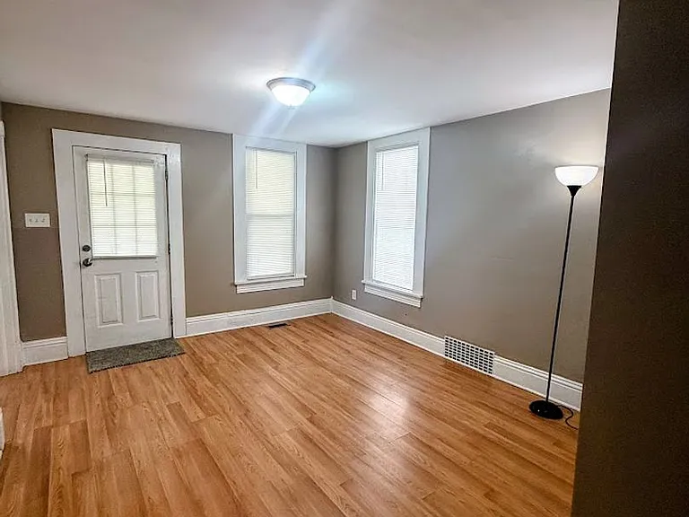 116 Maple Ave SE — Photo 2