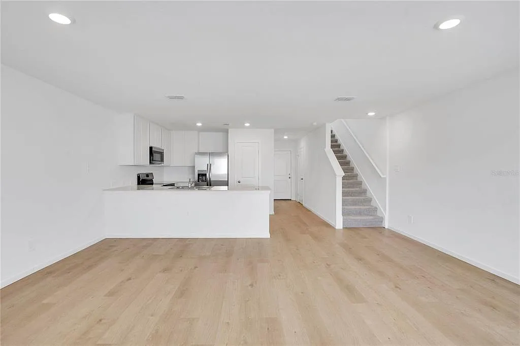 3 bed, 2.5 bath, 1378 sqft, $2,050 — Photo 3