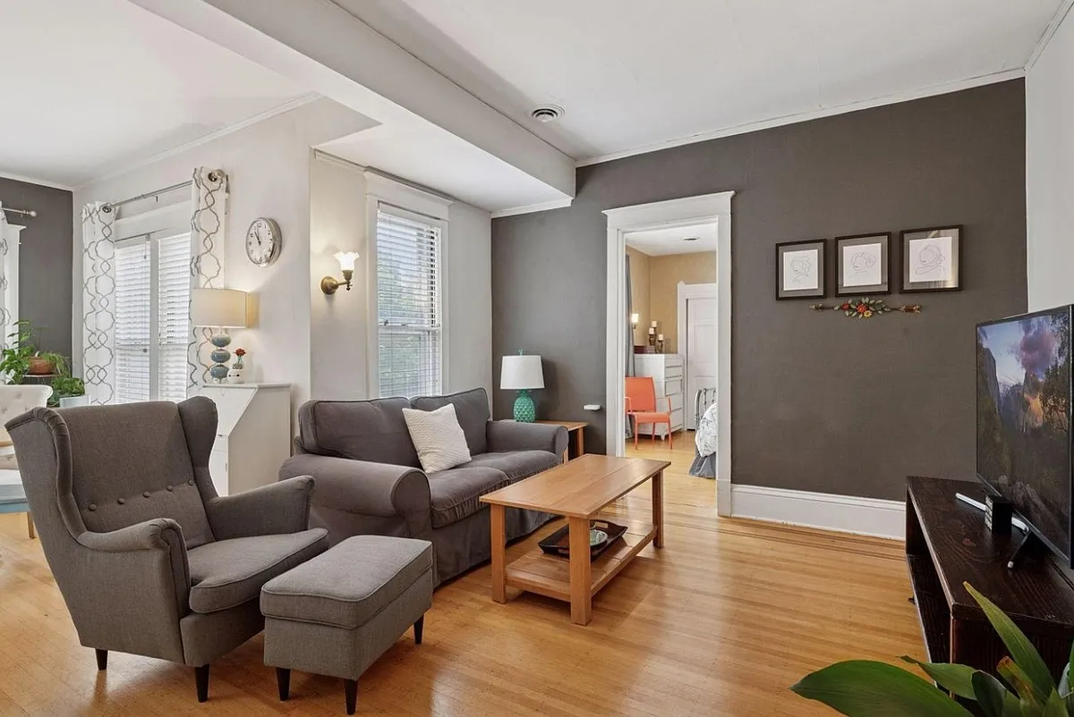 Spacious living room. Great condition hardwood floors, neutral paint colors. - 2601 Portland Ave #2