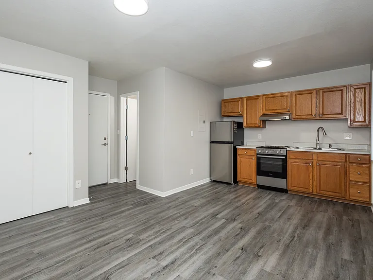 Crown Apartments — Photo 33