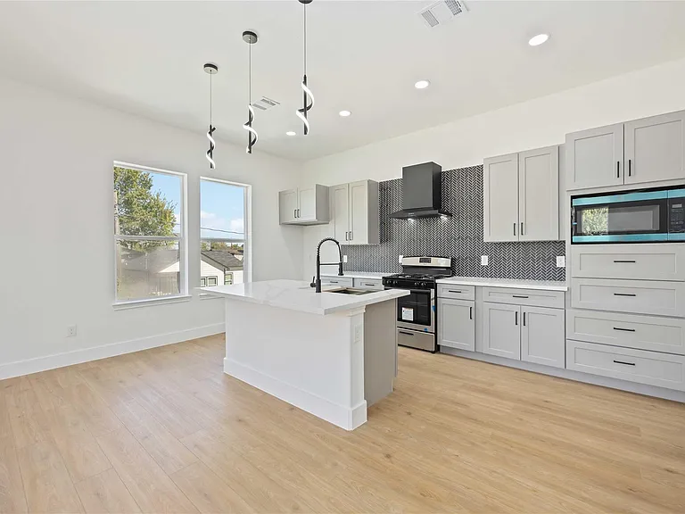 3022 Drew St — Photo 13