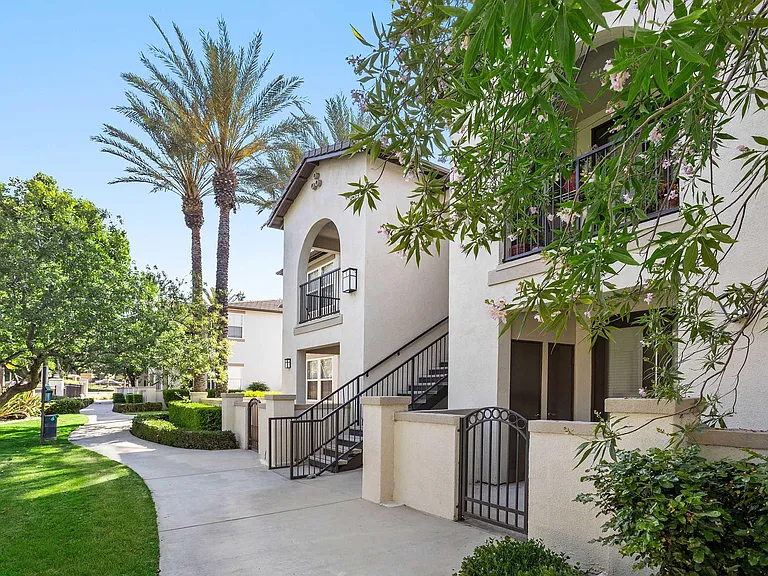 Vista Imperio Apartments — Photo 10