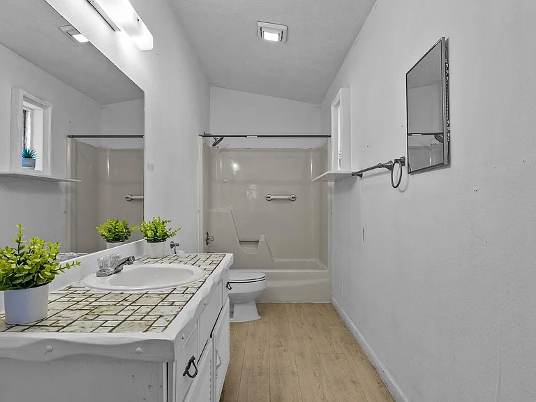1108 Parkwood Ln — Photo 14