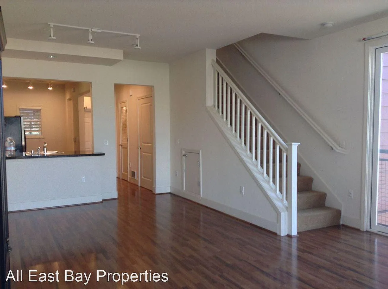 2 bed, 1.5 bath, 1185 sqft, $3,500 — Photo 3