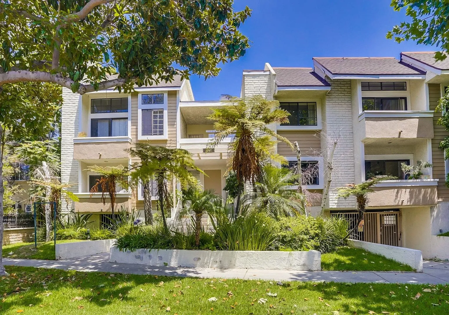 14945 Moorpark St. — Photo 1