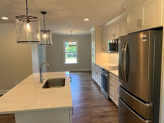 5th image of 613 Windemere Rd