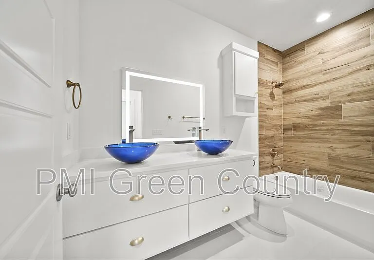 118 E Elgin St — Photo 30