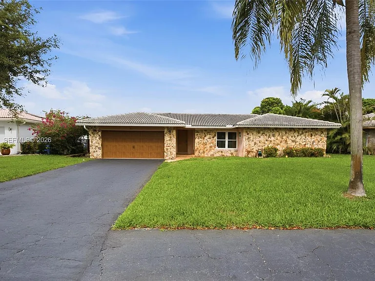 821 Ramblewood Dr — Photo 2