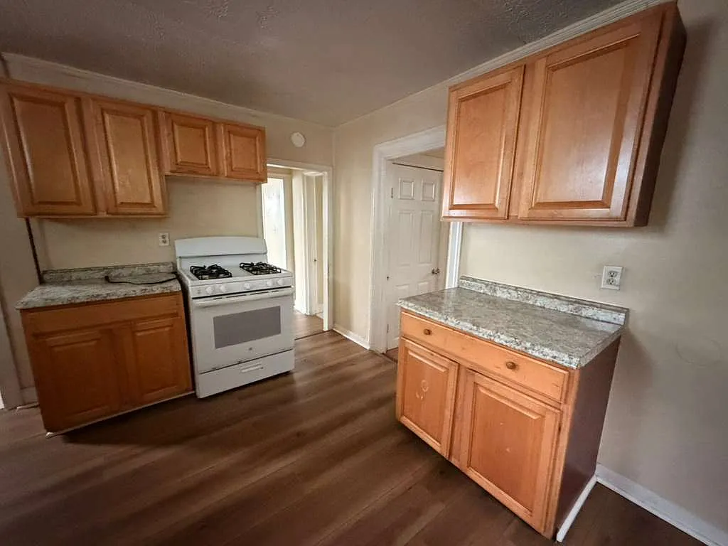 3 bed, $1,750 — Photo 2