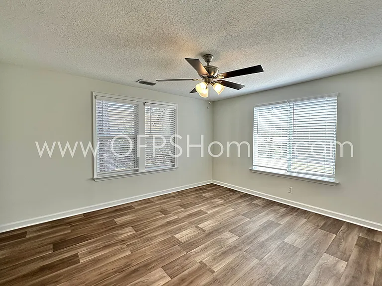 326 Washington Ave — Photo 9