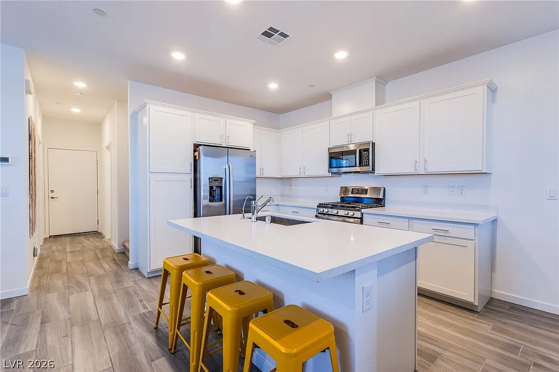 4 bed, 2.5 bath, 1936 sqft, $2,300 — Photo 2