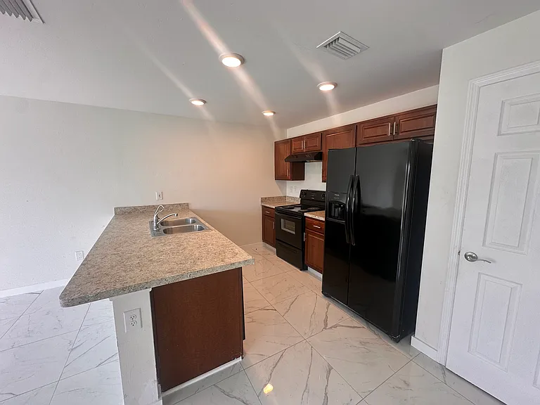 2927 NW 4th Pl — Photo 15
