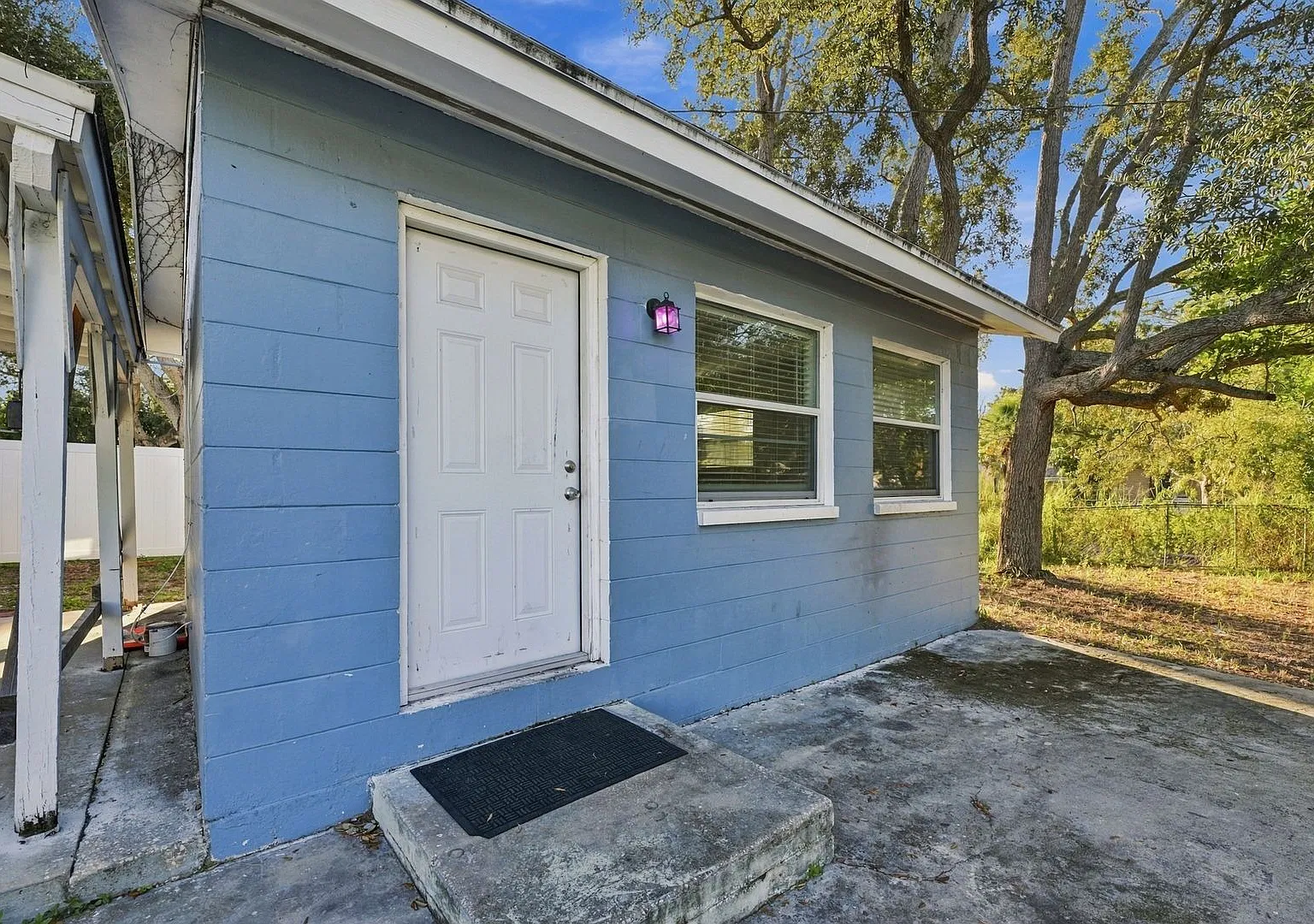 Location, Location, Location! Charming Studio Apartment Available Now! — Photo 1