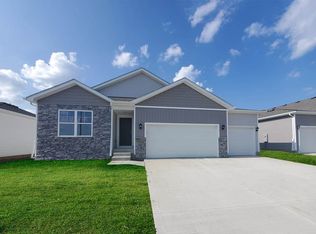 7612 Crossroads Dr SW, Cedar Rapids, IA 52404