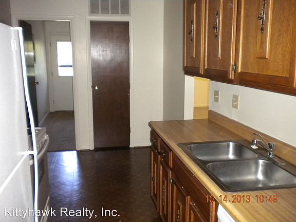 3rd image of 827 Woodview Ct