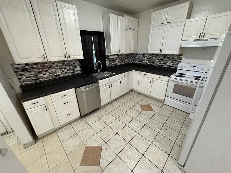 1240 Hampton Ave — Photo 6