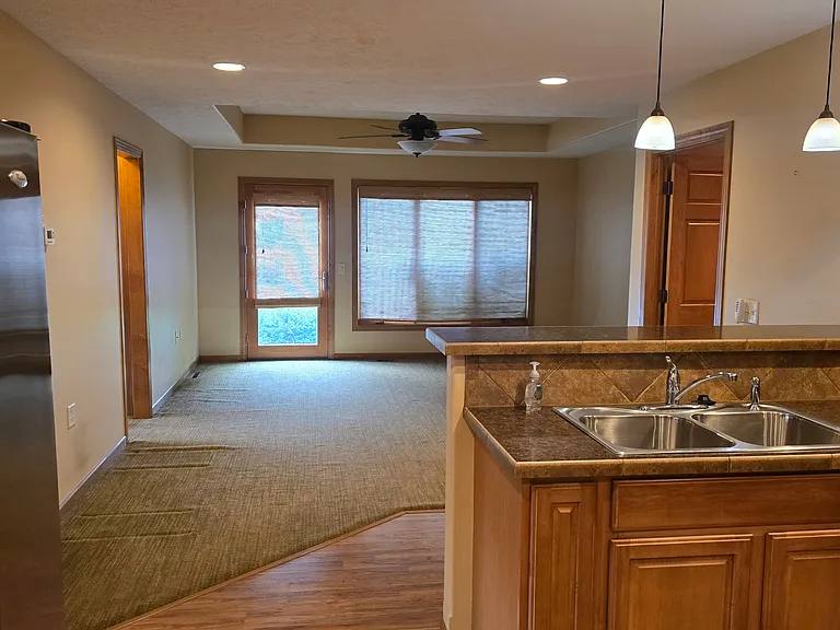 1040 N Bell St — Photo 7