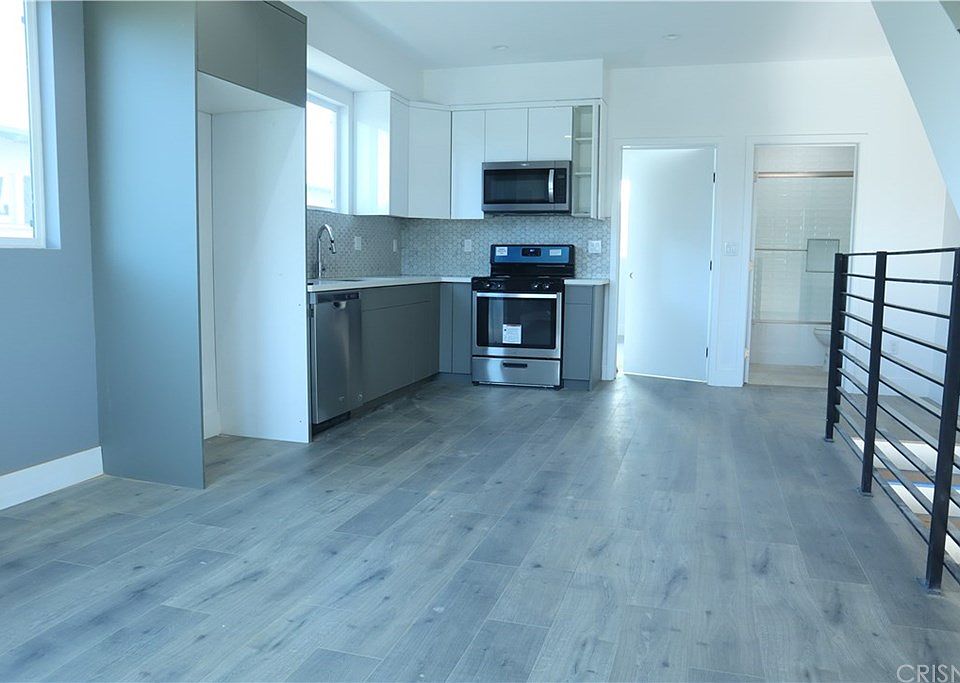 2nd image of 11637 Burbank Blvd
