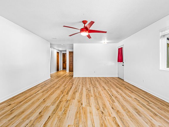 5th image of 518 NE Dallas Dr