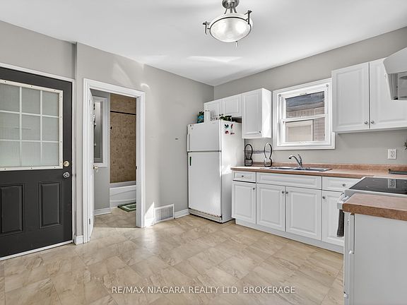 5th image of 214 Niagara St