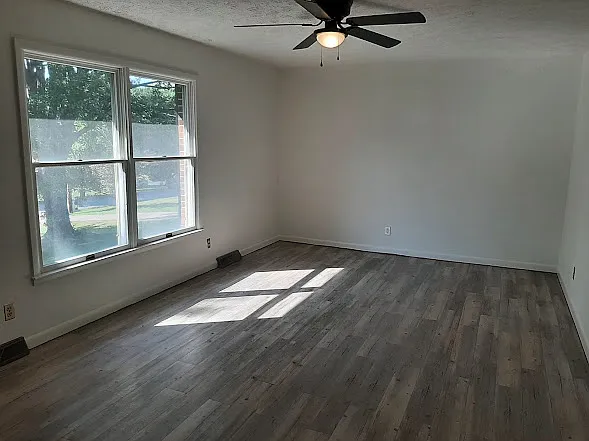 107 Hillwood Dr — Photo 8
