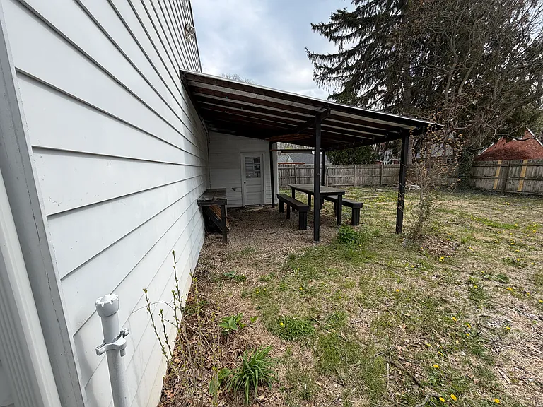 3950 Riverside Dr — Photo 23