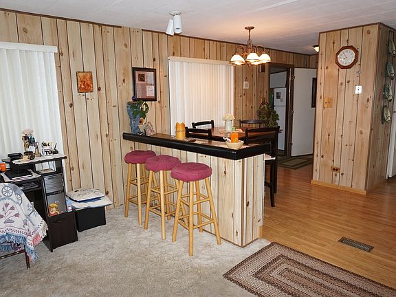 Breakfast bar/dining area