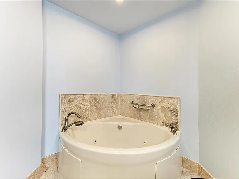 14813 Laguna Dr #401 — Photo 33