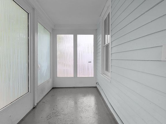 4th image of 612 W 42nd St