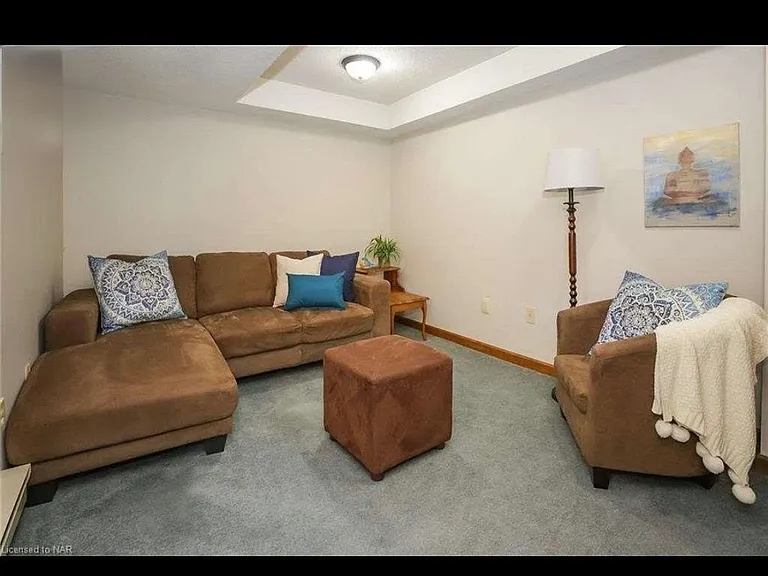 64 Chapel Hill Cres #LOWER — Photo 9