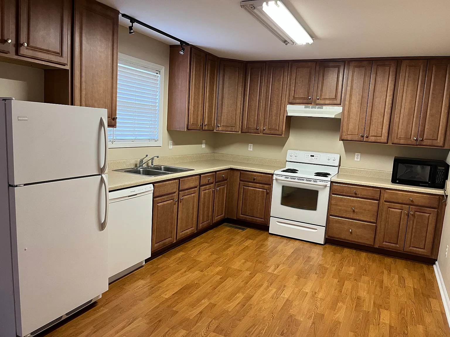 2 bed, 1100 sqft, $1,050 — Photo 3