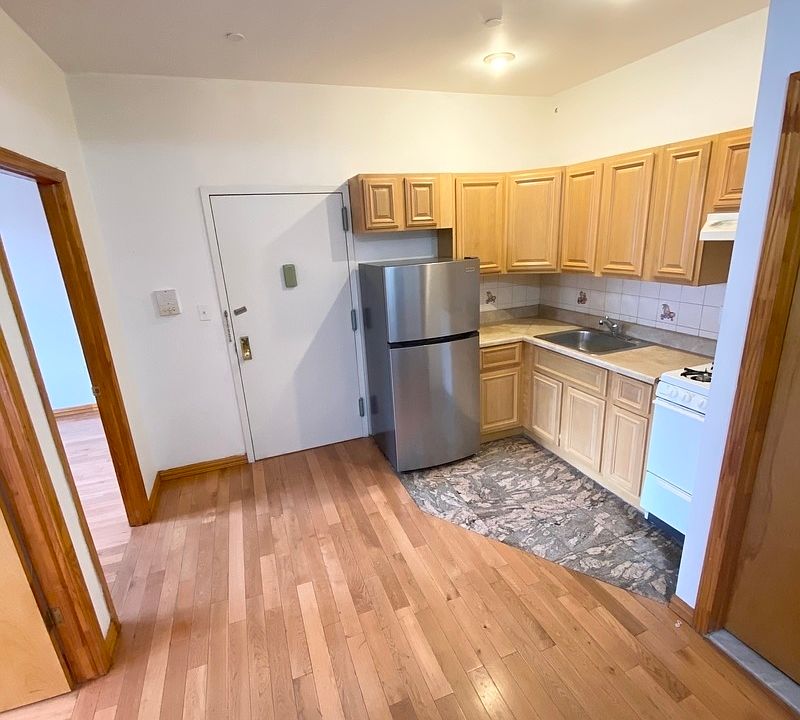 2nd image of 209 Woodpoint Rd #2R