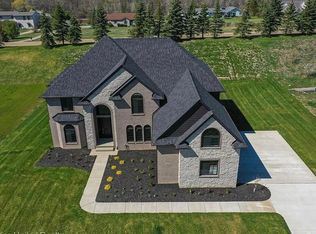 10552 Stoney Point Dr, South Lyon, MI 48178