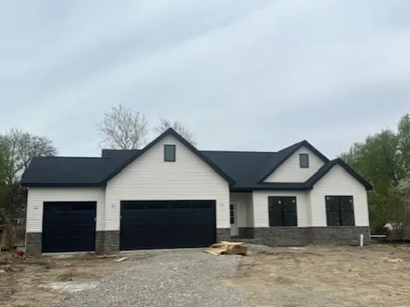 9355 Highland Dr, Grosse Ile, MI 48138