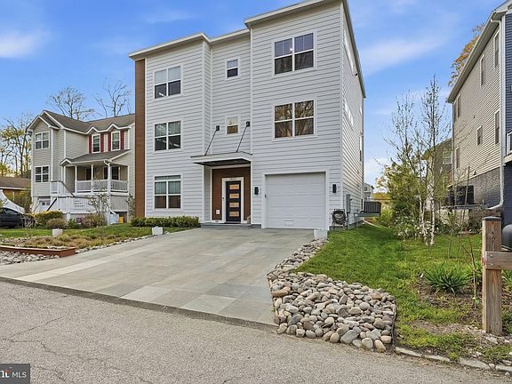 3rd image of 1422 Howard Rd