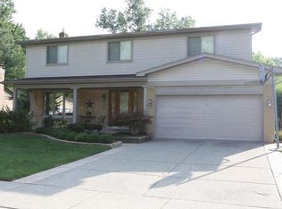 3562 Kings Point Dr, Troy, MI