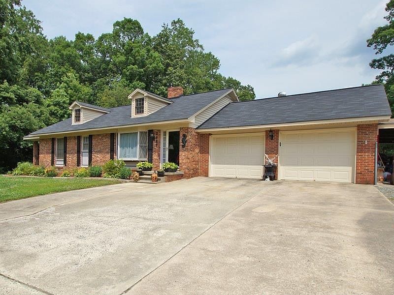 1st image of 2957 Lake Dr