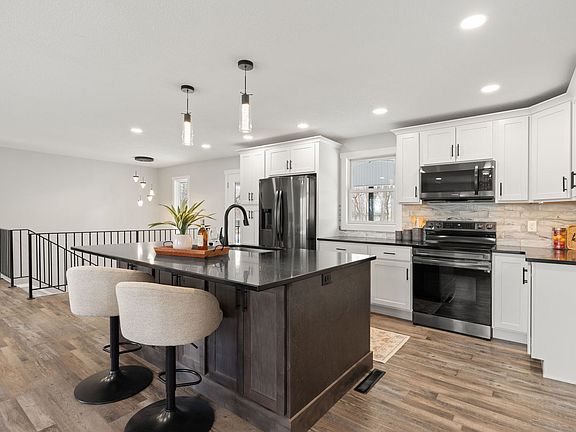 5th image of 218 Bluff Blvd