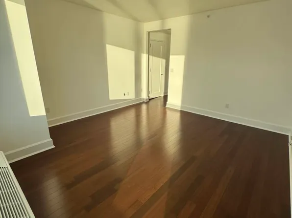 60 Riverside Boulevard image 11 of 27