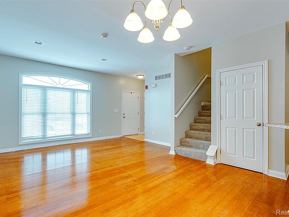 2nd image of 1584 Commodore Cir