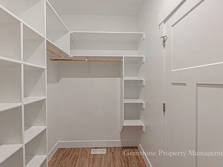 528 Harvester Ave — Photo 23