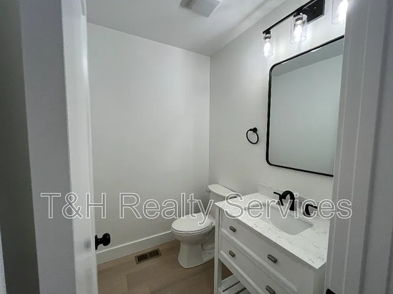 930 Woodlawn Ave — Photo 25