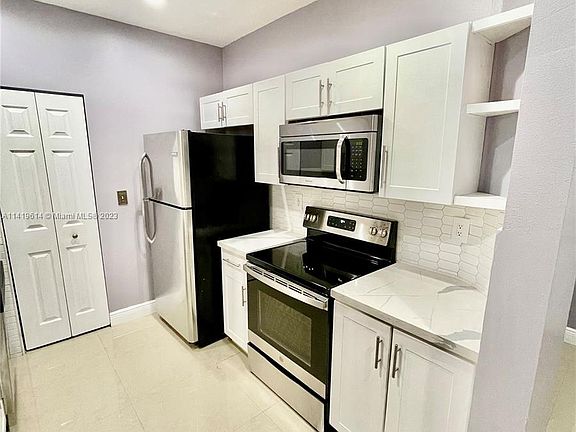 4th image of 1005 NE 42nd Pl #1005