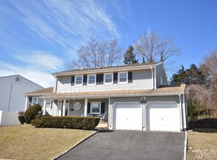 7 Surrey Ln, Parlin, NJ 08859