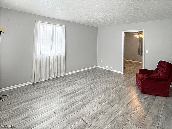 3rd image of 123 Sterling St